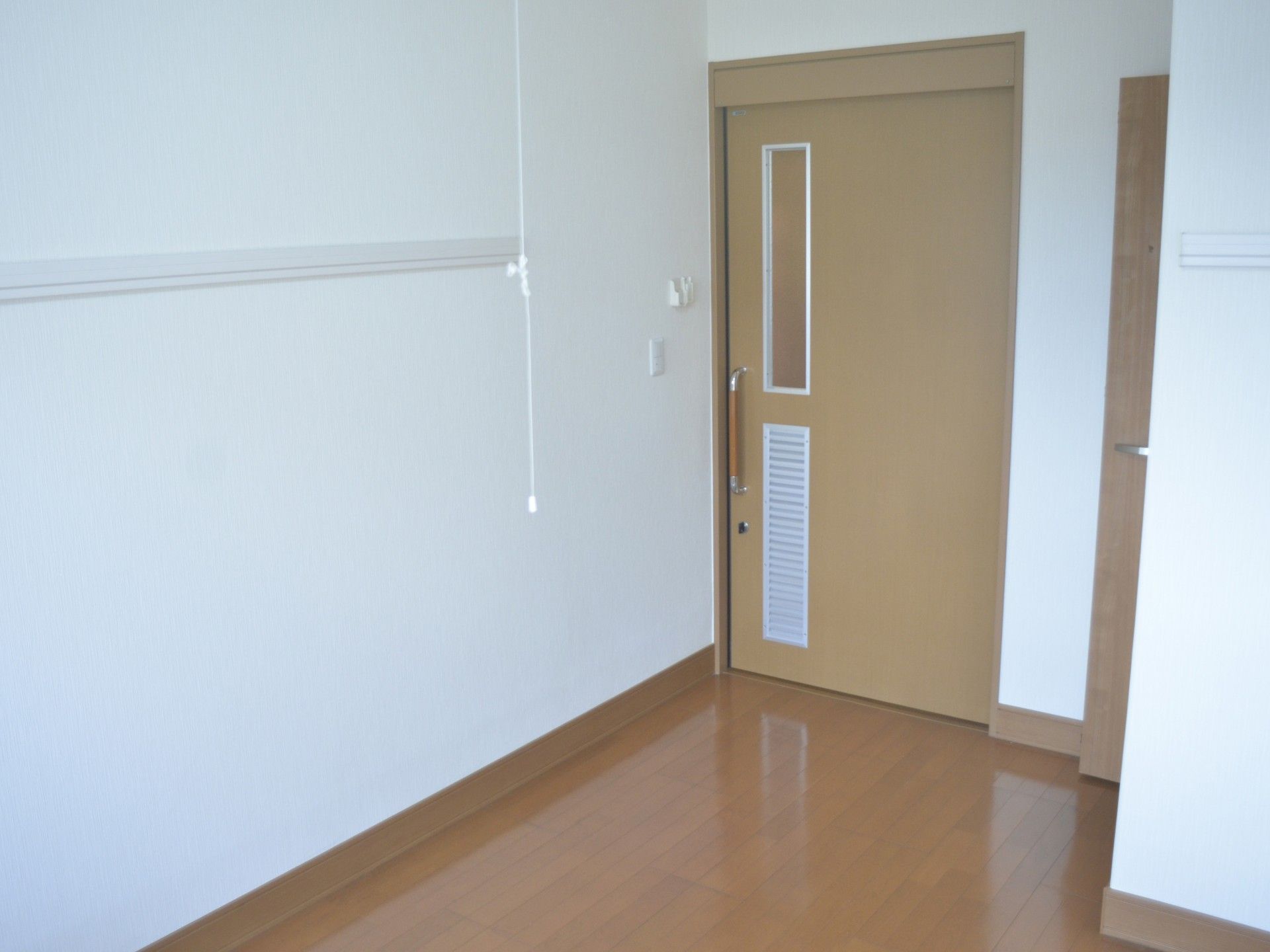 木製ドアのある部屋