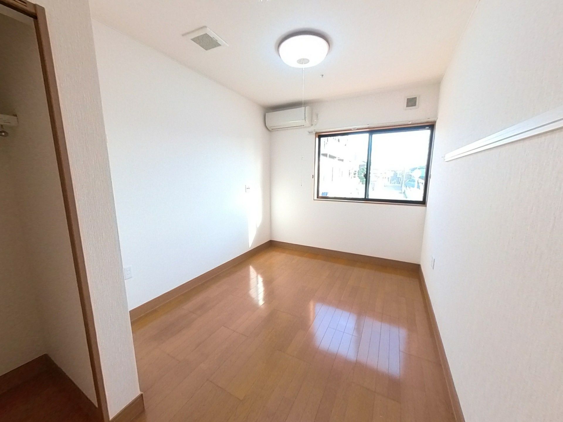 日差しが差し込む部屋
