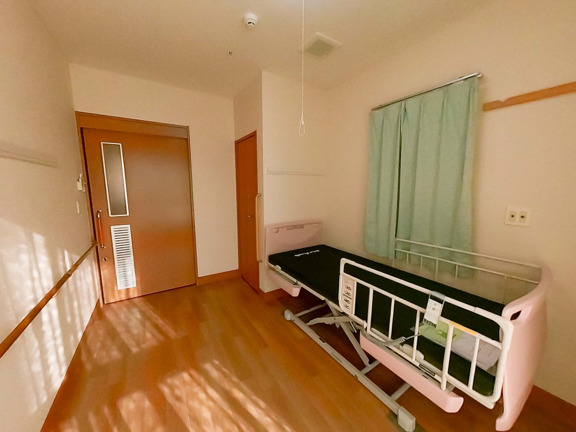 落ち着いた個室のベッド