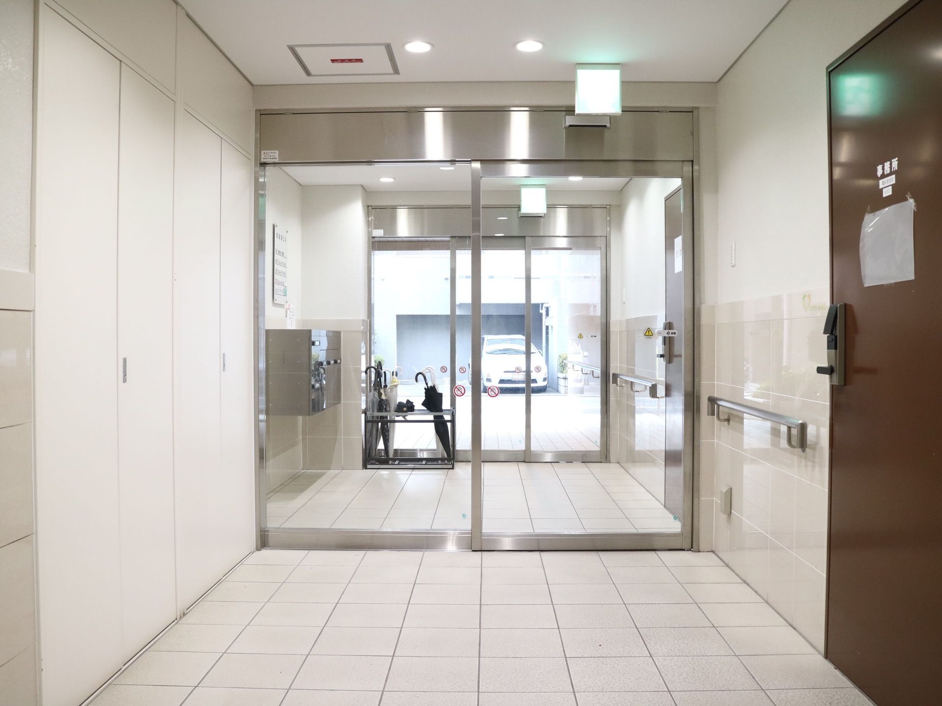玄関には広い自動ドアを設置している。白を基調としたモダンな雰囲気があり、明るく、手すりもそなえつけられている。