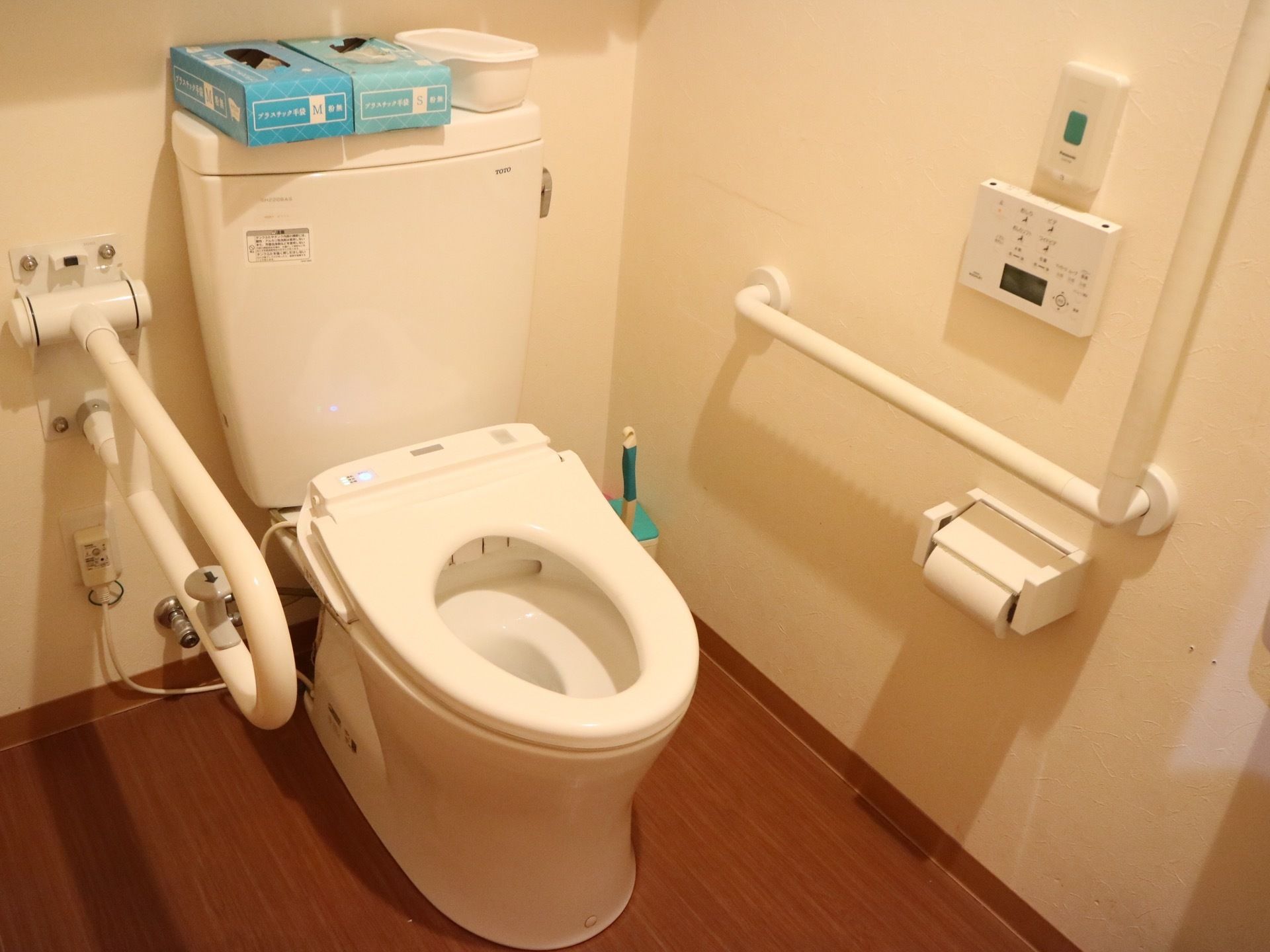 トイレは広く、ゆったりと使えるスペースを確保している。手すりが３か所設置されているため、動作が楽にできる。