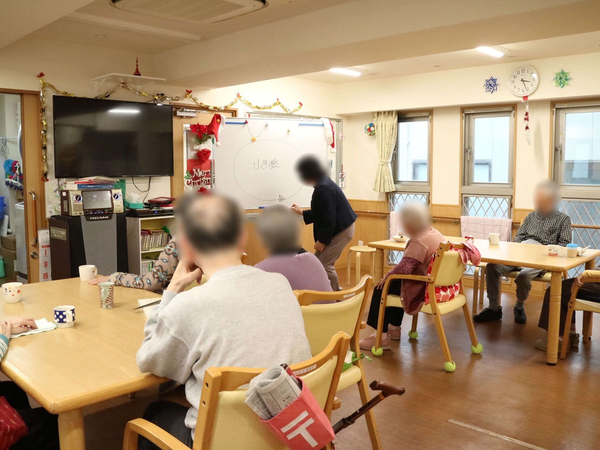 共有スペースには大型のテレビや、ホワイトボードが設置されており、レクリエーション活動に使用して楽しめる。