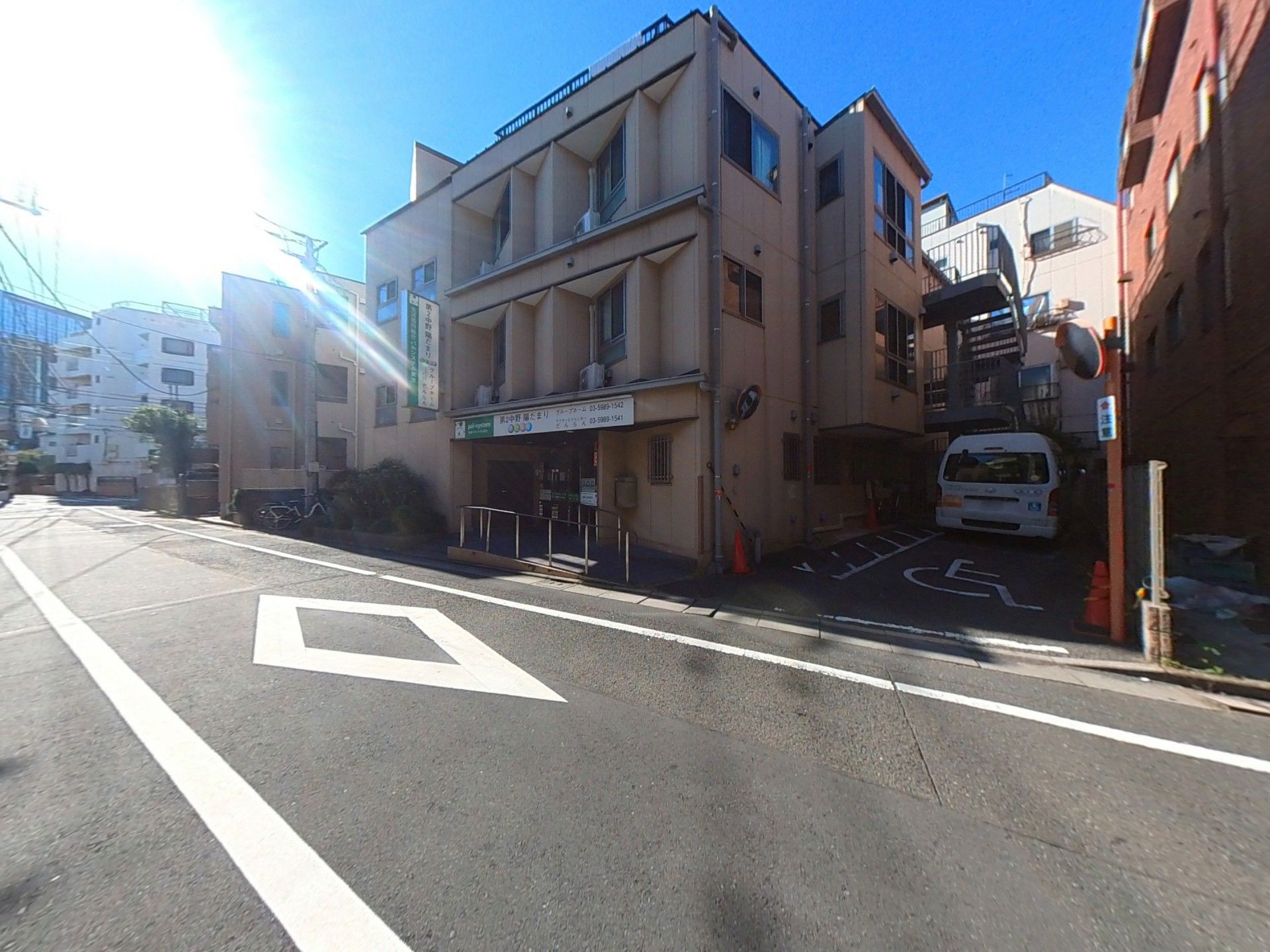 日差しの中の明るい建物入口