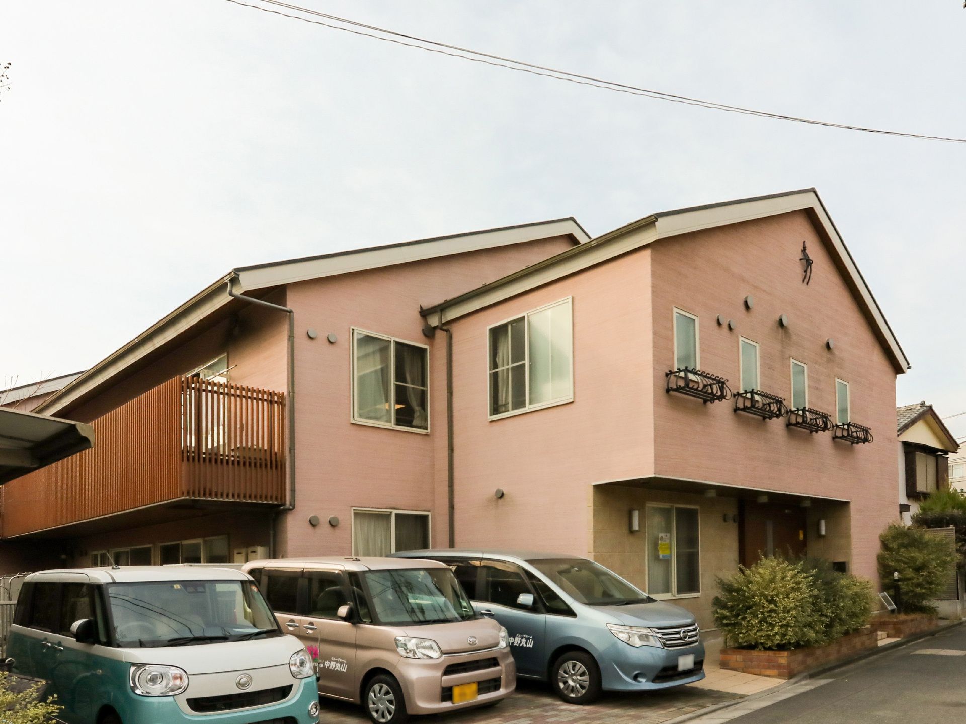 道路から見た、斜め前から見た施設全体の外観