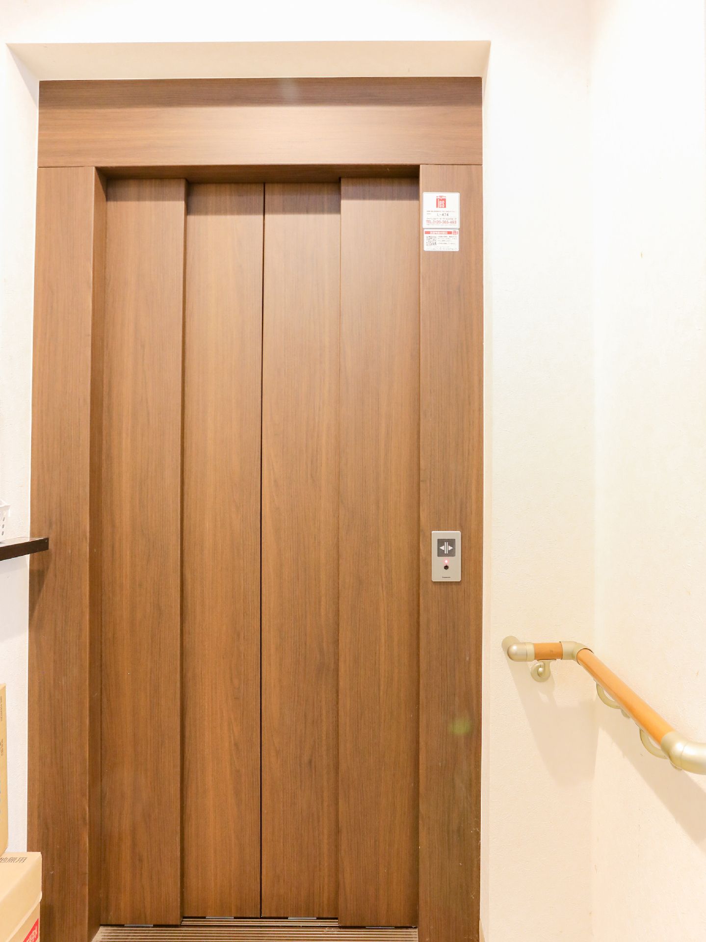 廊下部分に手すりが取り付けられているので、安全にたどり着けるエレベーター