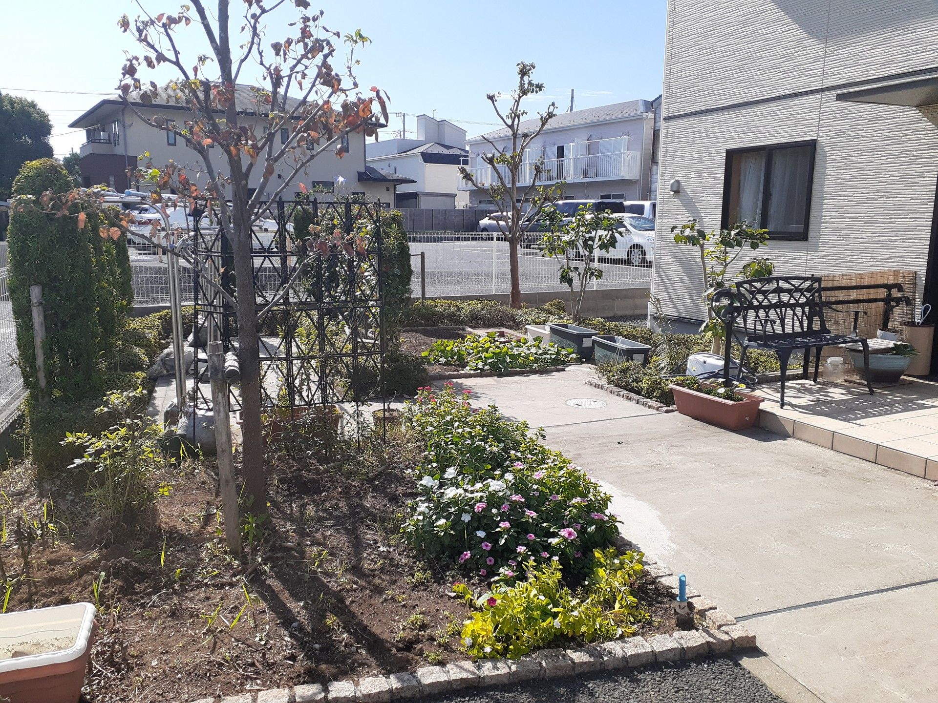 木々に囲まれた建物