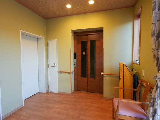 安心の手すり付きトイレで、利用者の自立支援をお手伝いしませんか。