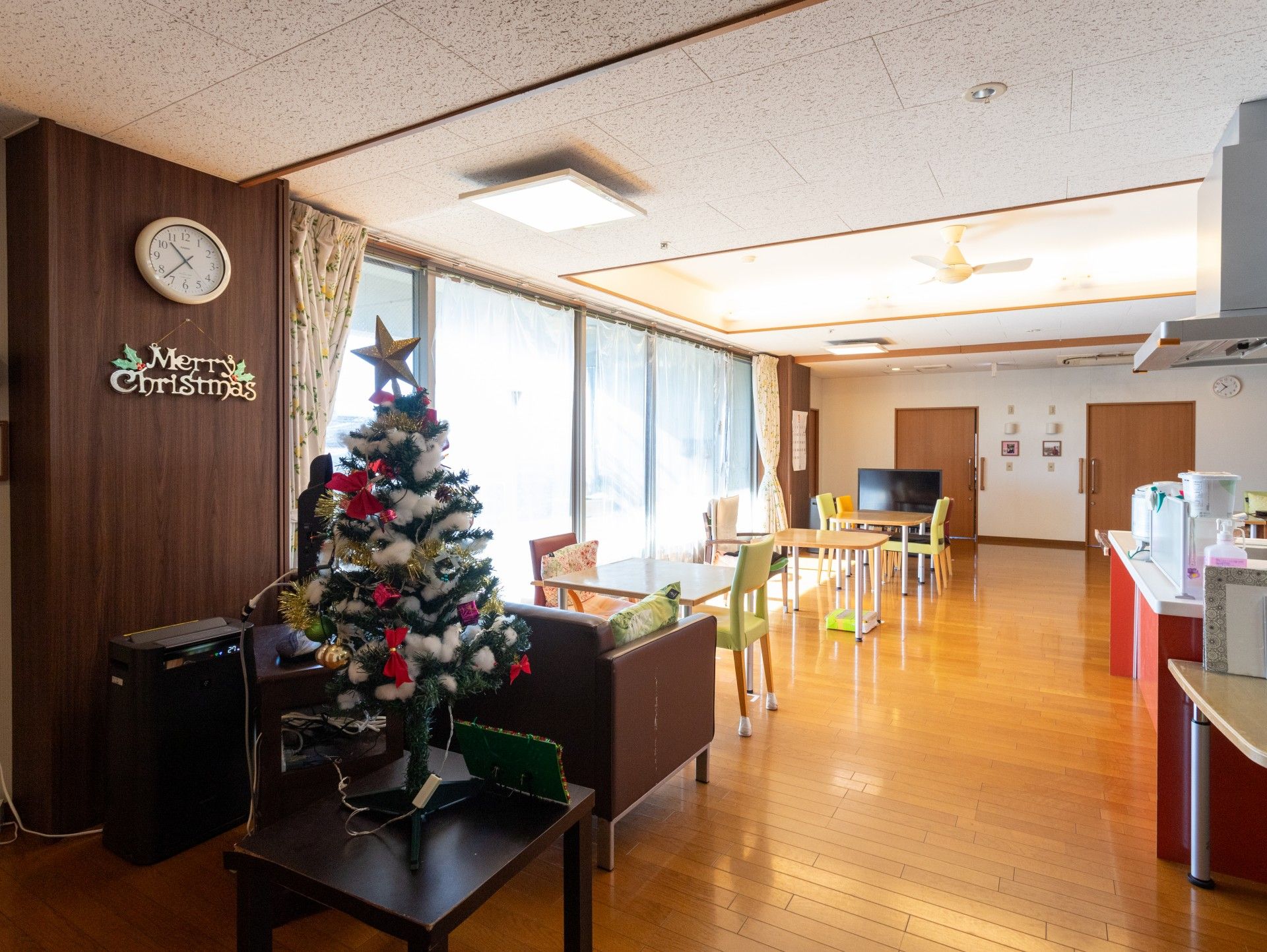 クリスマス飾りのある部屋
