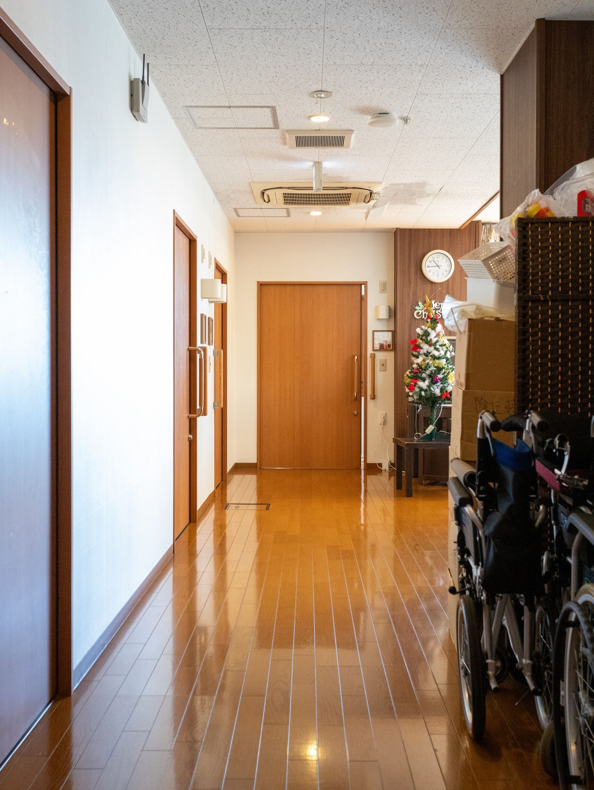 車椅子が置かれた廊下