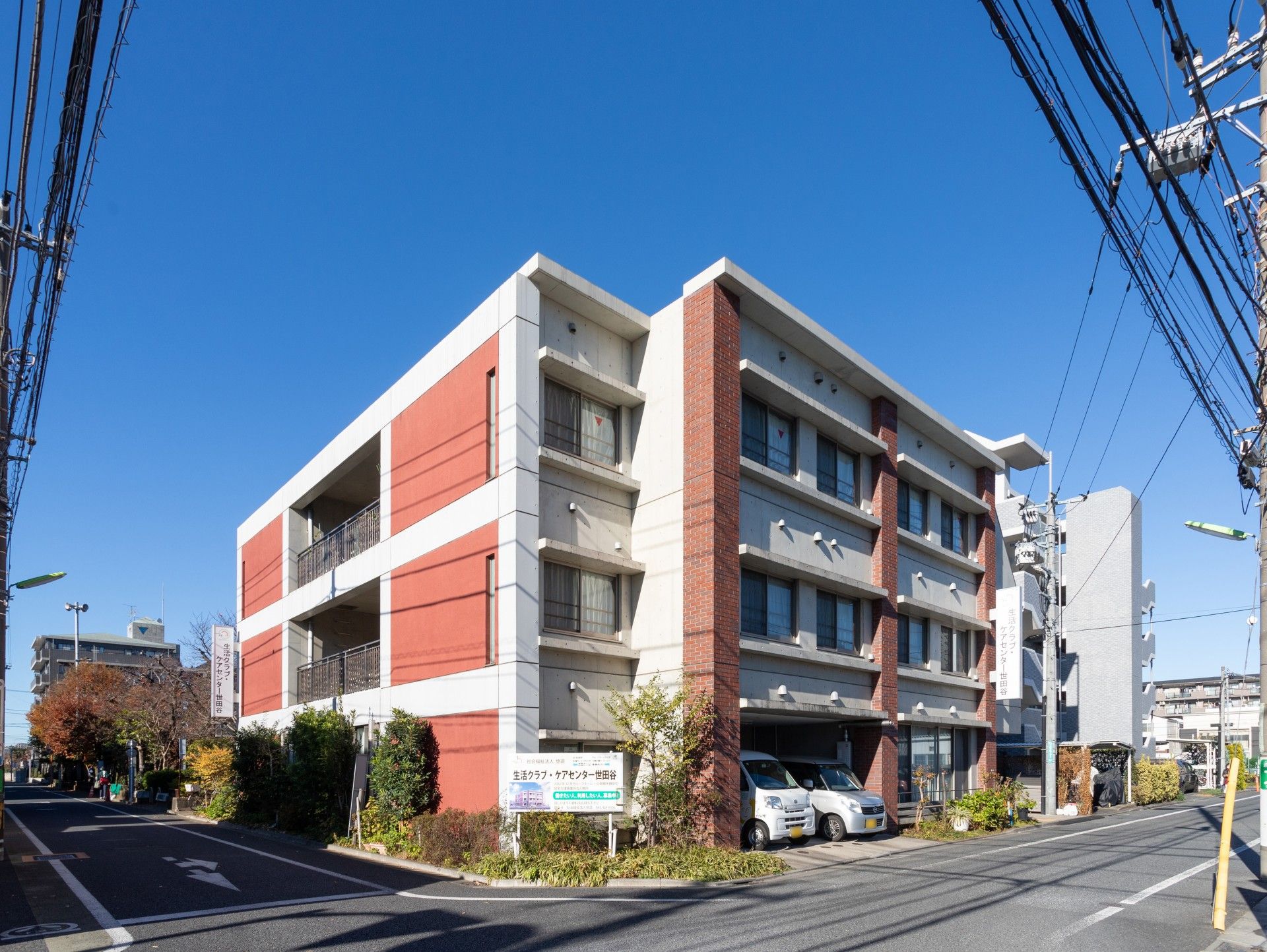 赤と白の外壁の建物
