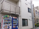 静かな街並みの交差点の光景
