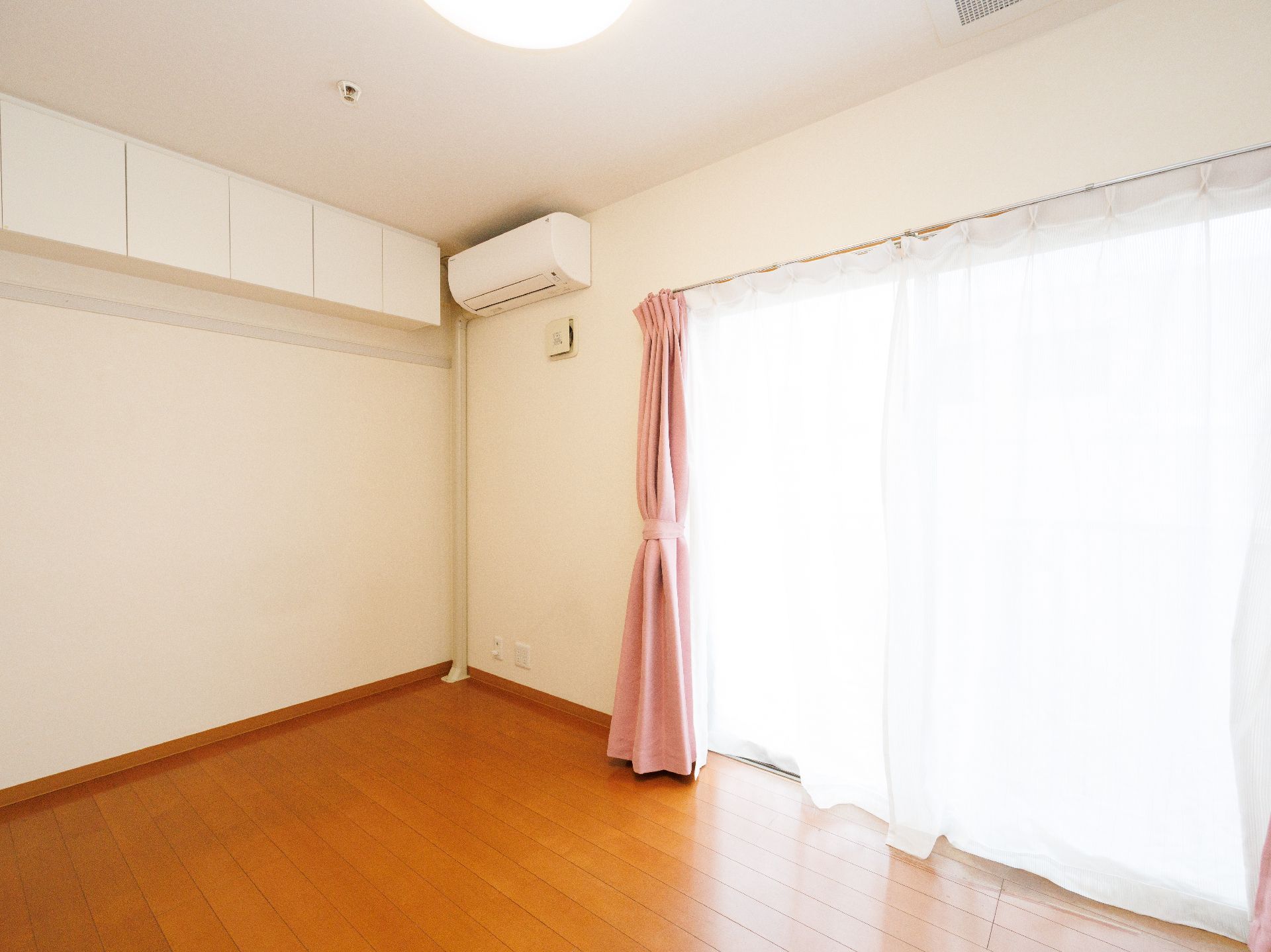 面積が広く、介護ベッドや家具類を置いても狭さを感じない居室