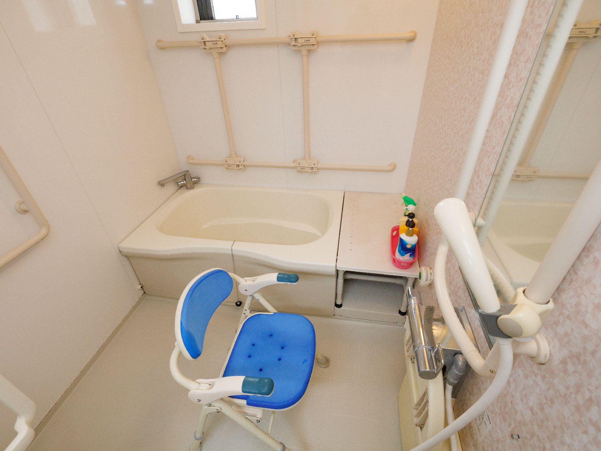 手すりが多数設置され、床に滑りにくい床材が使用されている浴室
