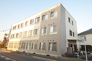 ゆったりとした外観の建物