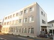 ゆったりとした外観の建物