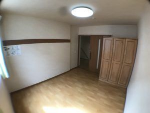 クローゼットが付いた部屋はフラットフロアで家具は置かれておらず、スライド式のドアが設置されている。