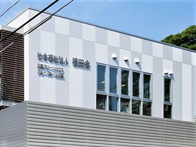 直線的なラインが印象的な外観の建物。白をベースにした市松模様の建物