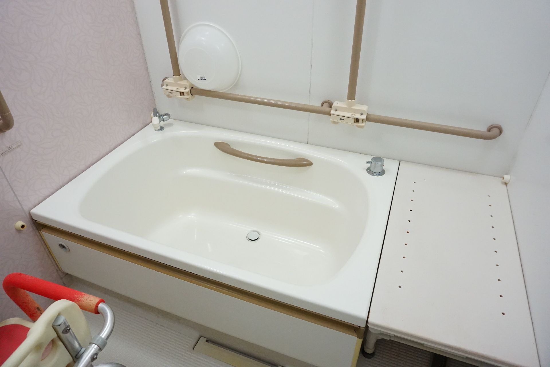手すりが付いた、要介護度が軽度の方向けの個浴用の浴室