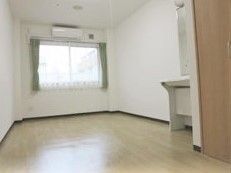 洗面所や大きな窓、エアコンが付いた明るい居室。フローリングのフロア。