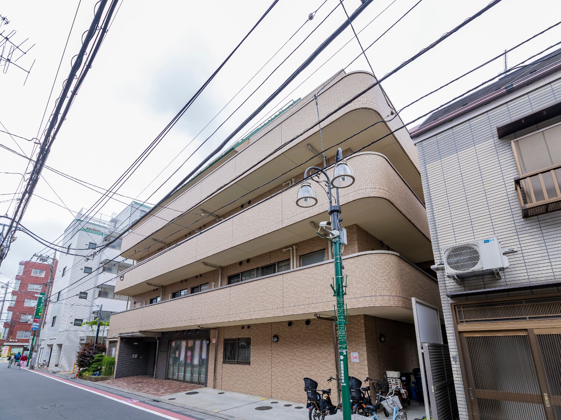 モダンな色合いで、高級マンションのようにも見える施設の外観