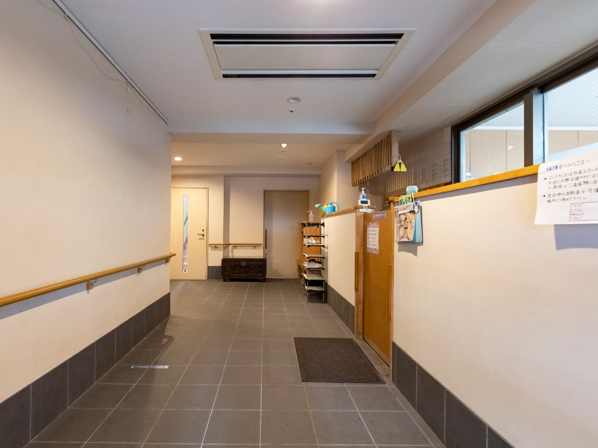 暖簾が下りており、手すりが取り付けられている廊下