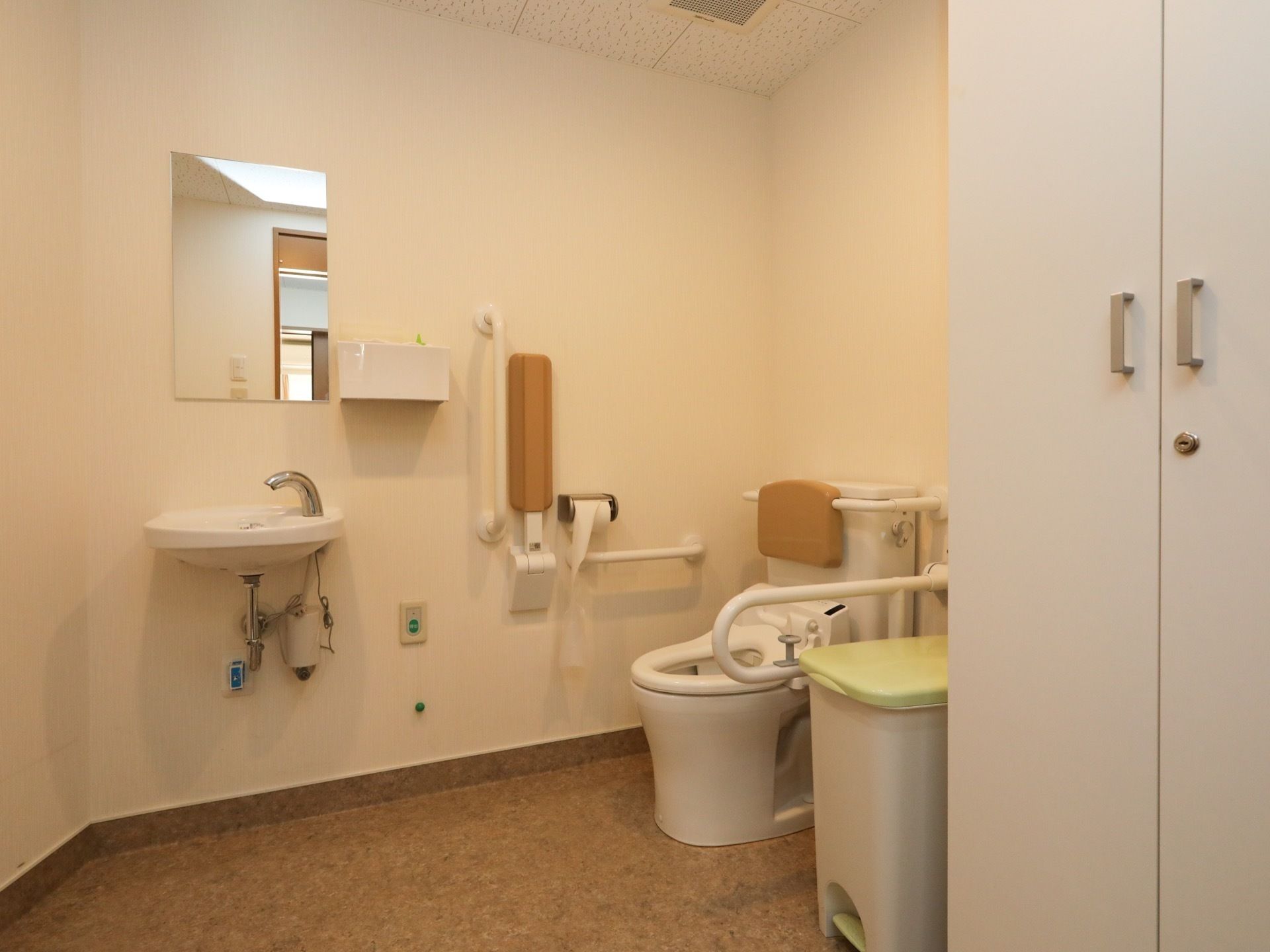 トイレは広々としていて、壁には手すりと非常ボタンが取り付けられている。また、手洗い場も同じスペースにある。