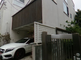 住宅街に位置する施設の外観