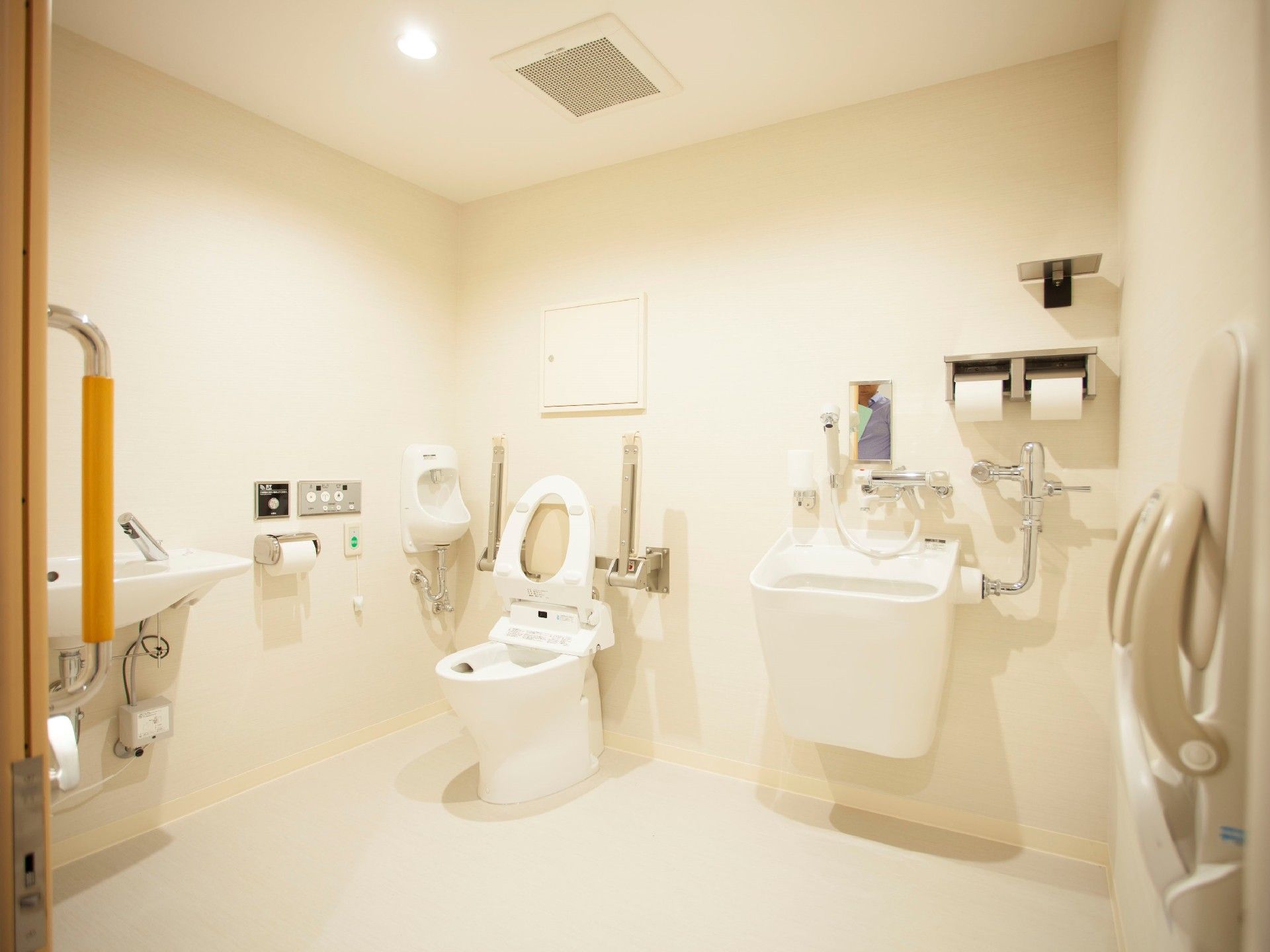 オストメイト対応のトイレは広く、手洗い場も複数あり、呼び出しボタンや手すりも設置されている。