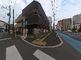 交差点に面した建物の外観