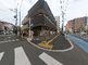 交差点に面した建物の外観
