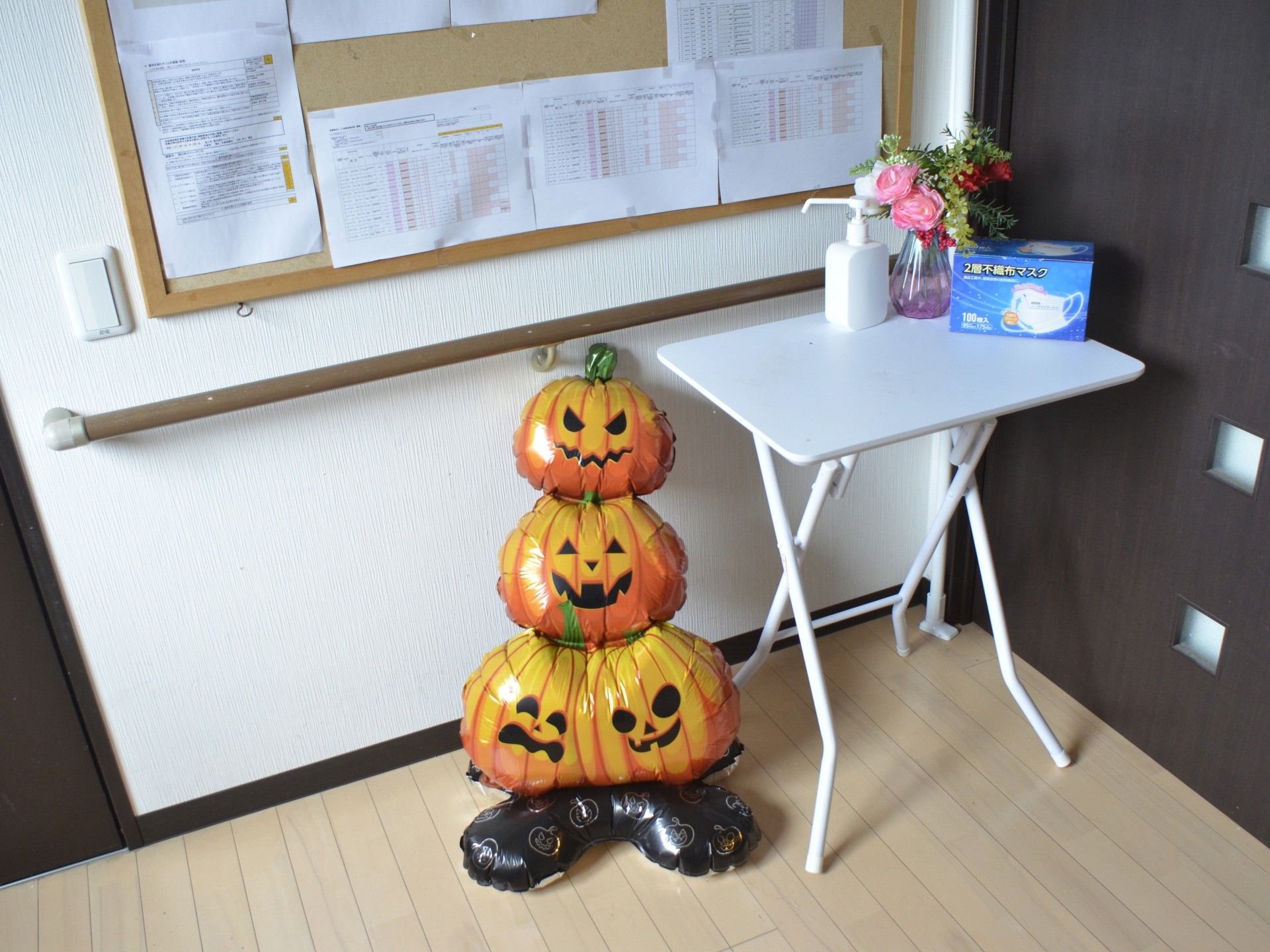 ハロウィン飾りのある廊下