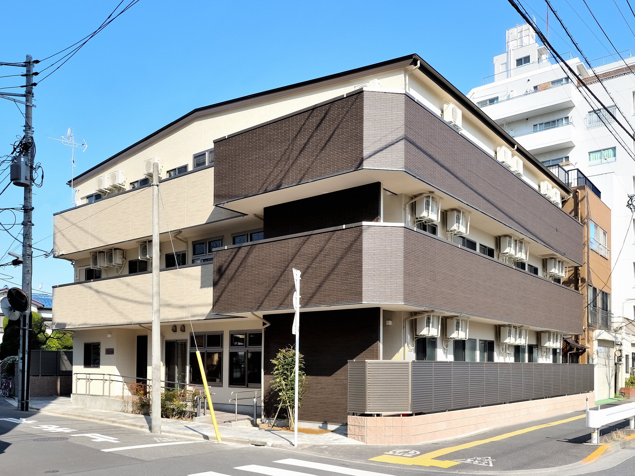 落ち着いた外観の建物