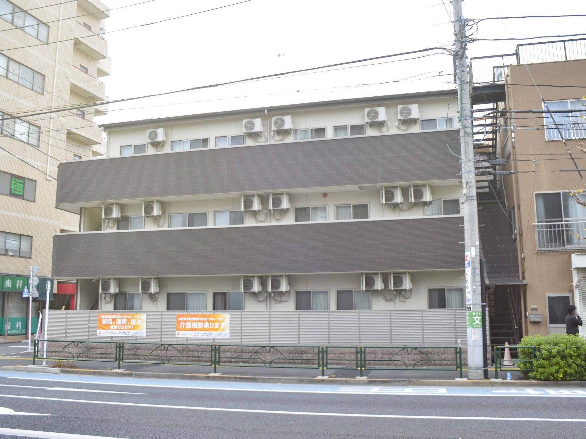 落ち着いた外観の建物