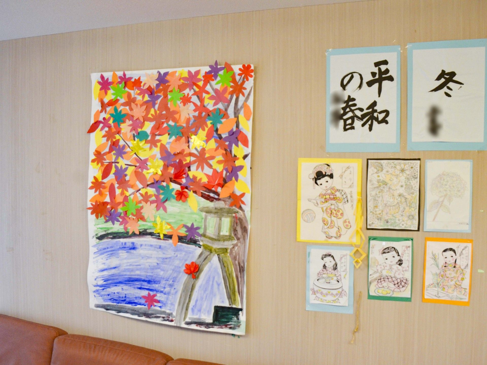 壁に飾られた作品