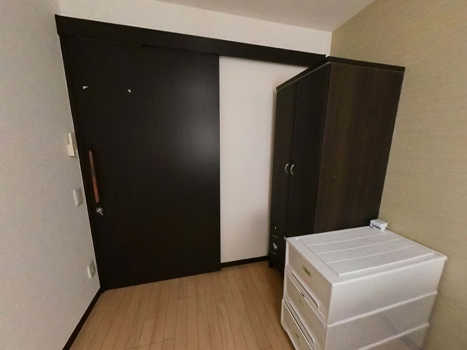 落ち着いた色調の部屋