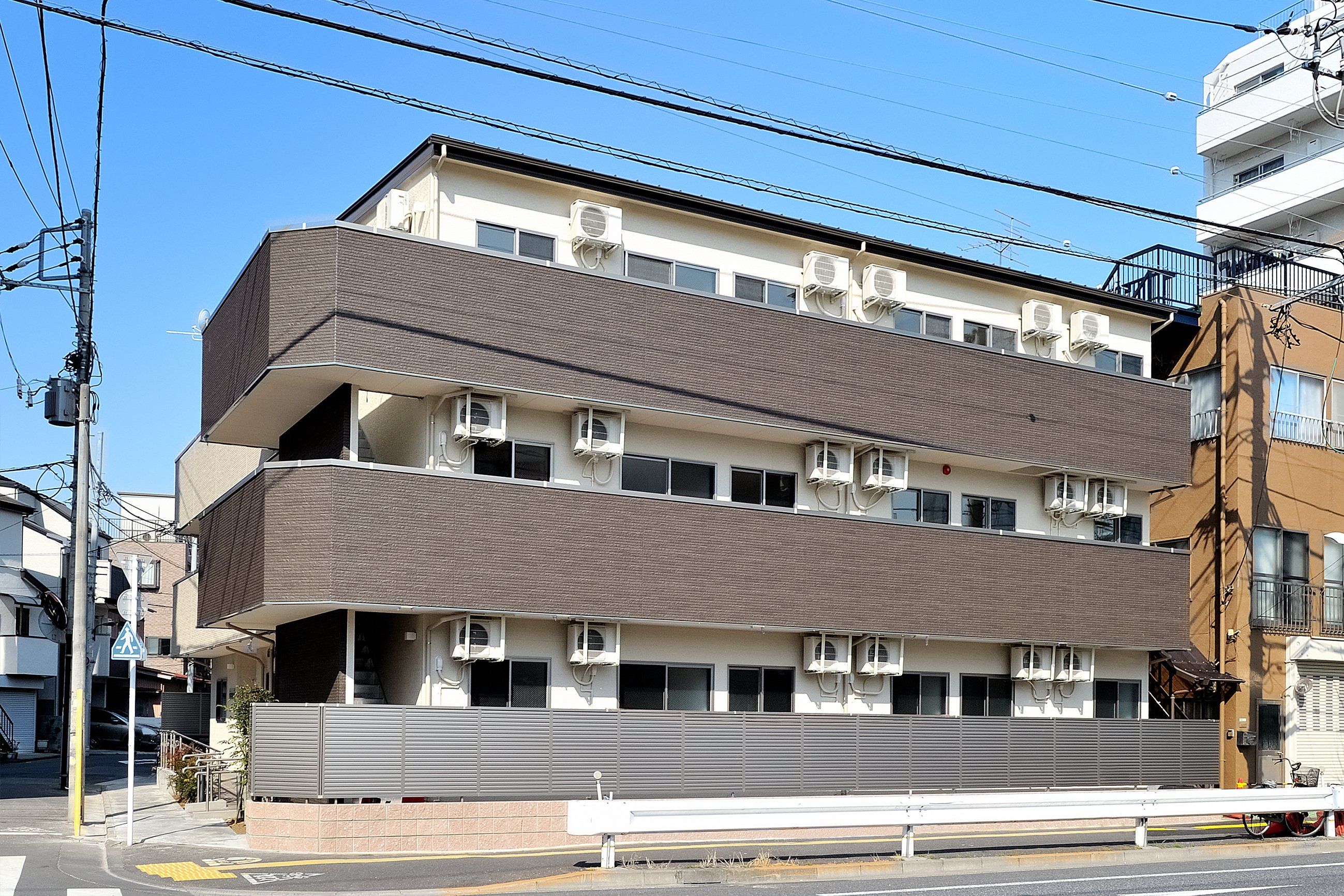 三階建ての建物外観