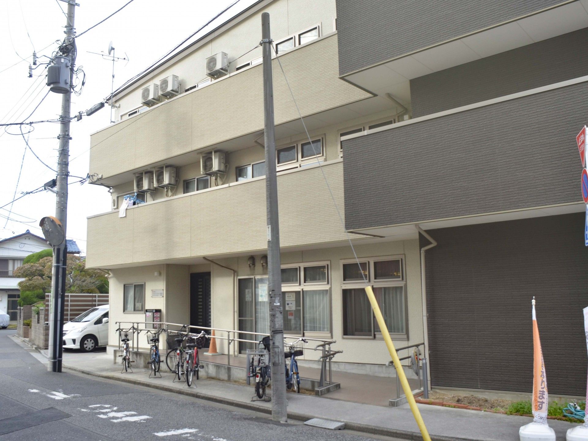 自転車が並ぶ建物の外観