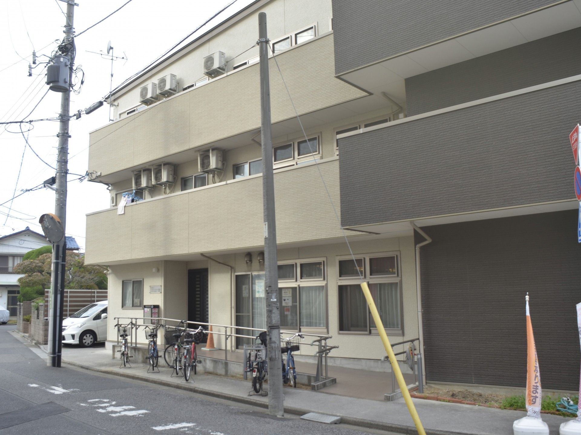 自転車が並ぶ建物前