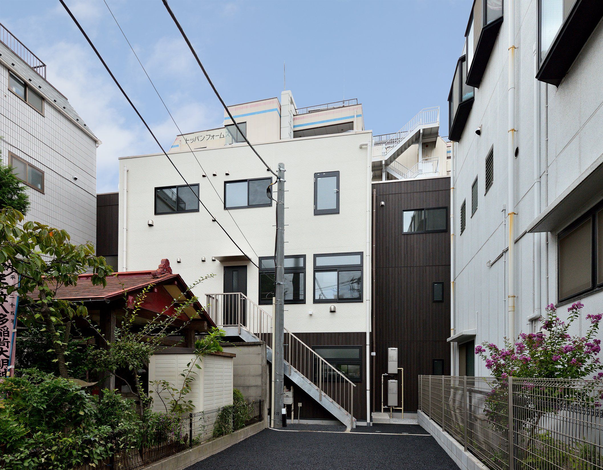 落ち着いた外観の建物
