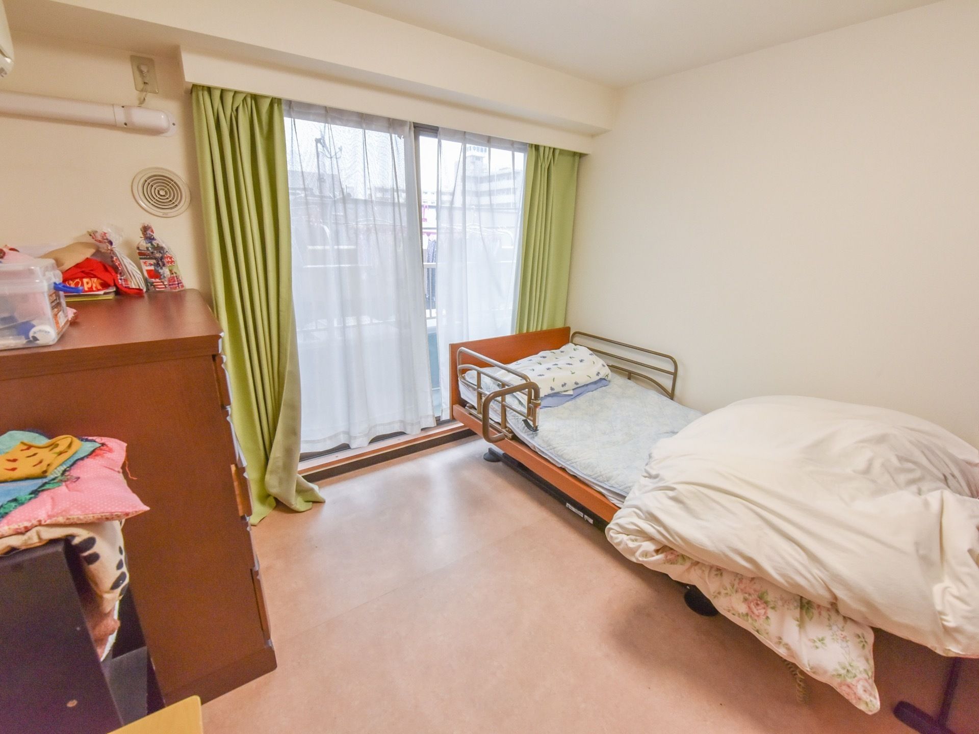 窓が完備された居室は、介護用ベッドが設置され、入居者様の好みに、過ごしやすいようにレイアウトされている。