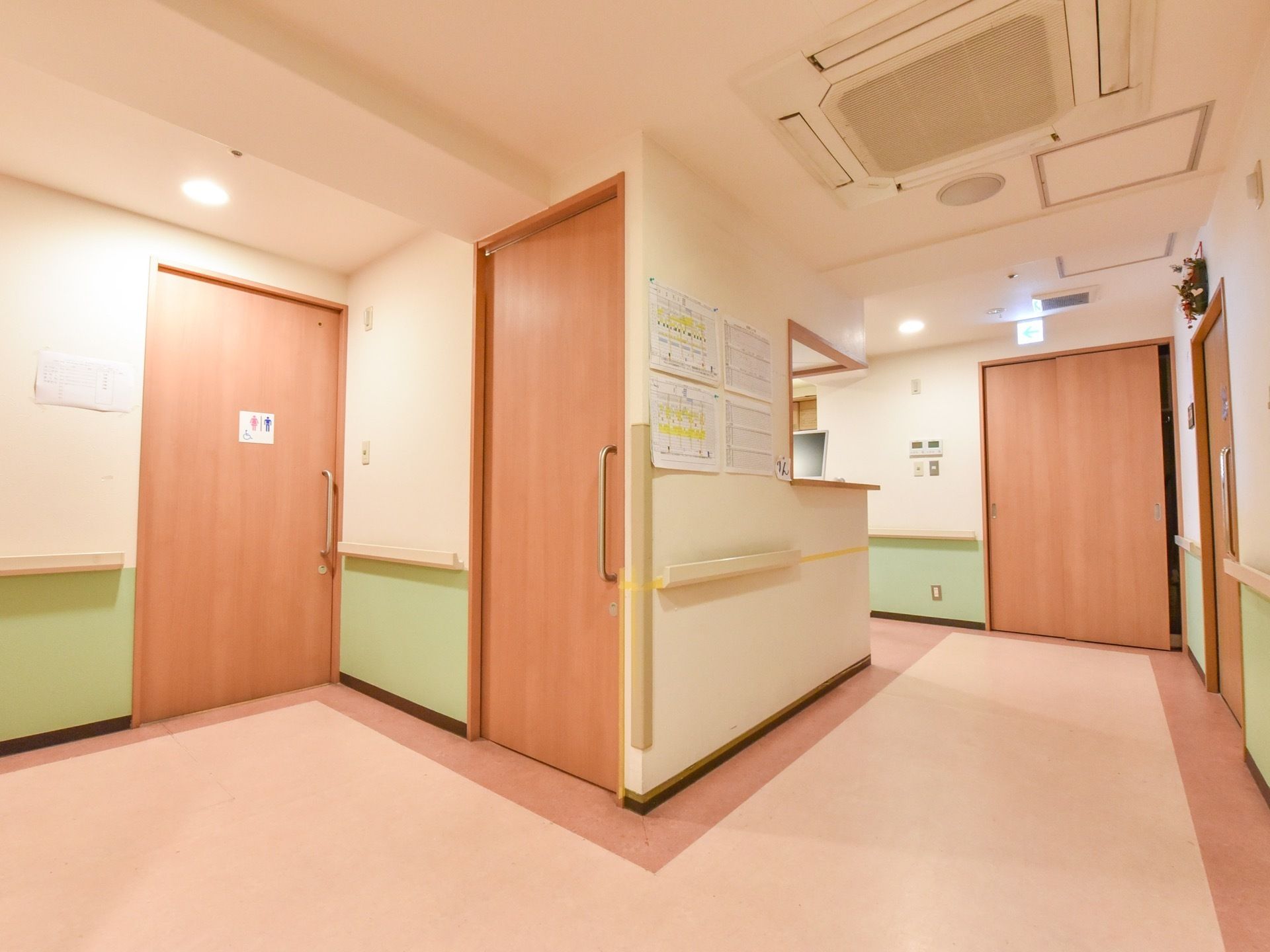 居室前の廊下には、スタッフルームを設けている。オープンカウンターとなっており、入居者様の動行を見守ることができる。