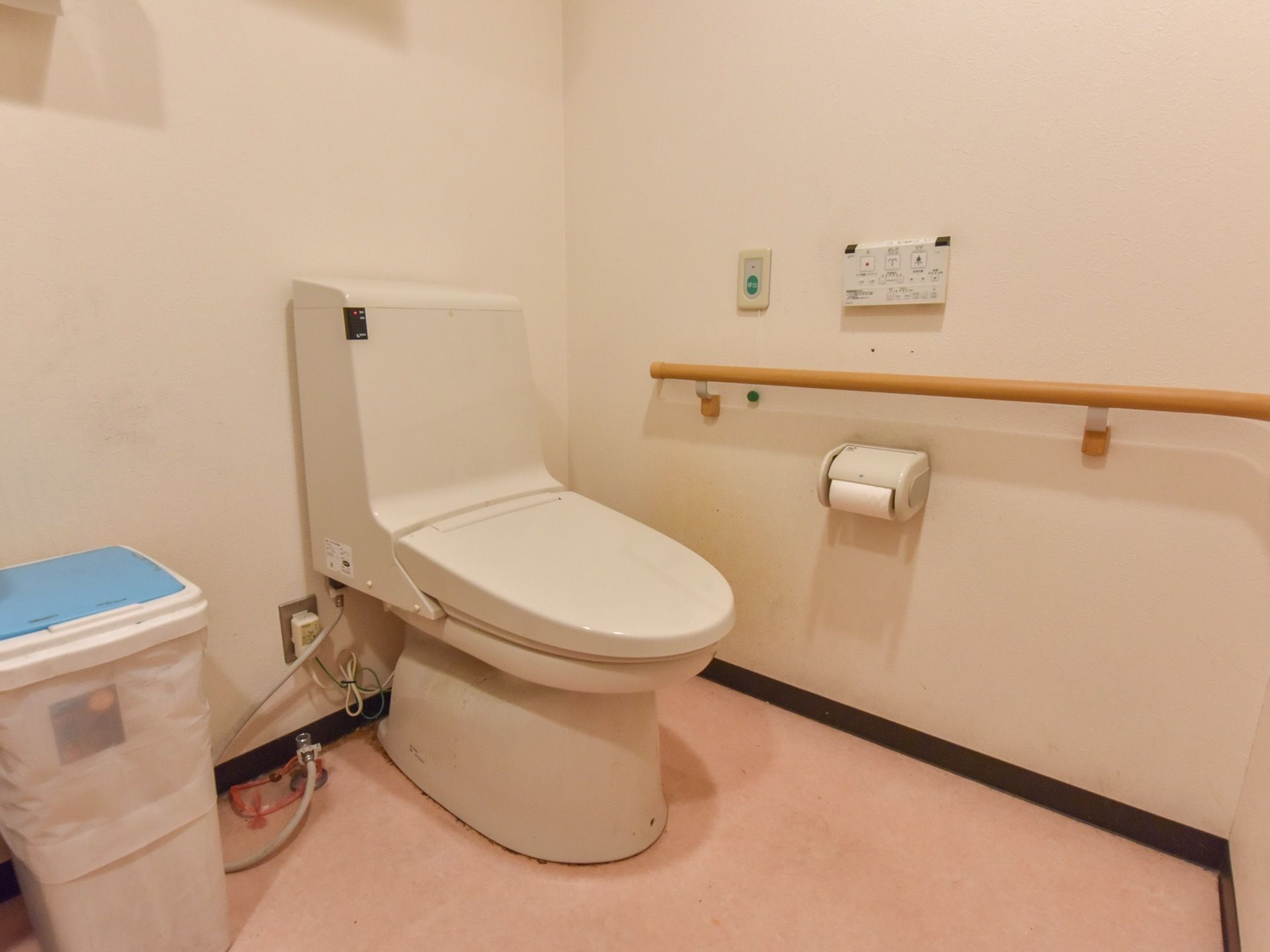 トイレには、温水洗浄便座器が完備されている。手すりや呼び出しブザーが設置されており、快適で安全である。