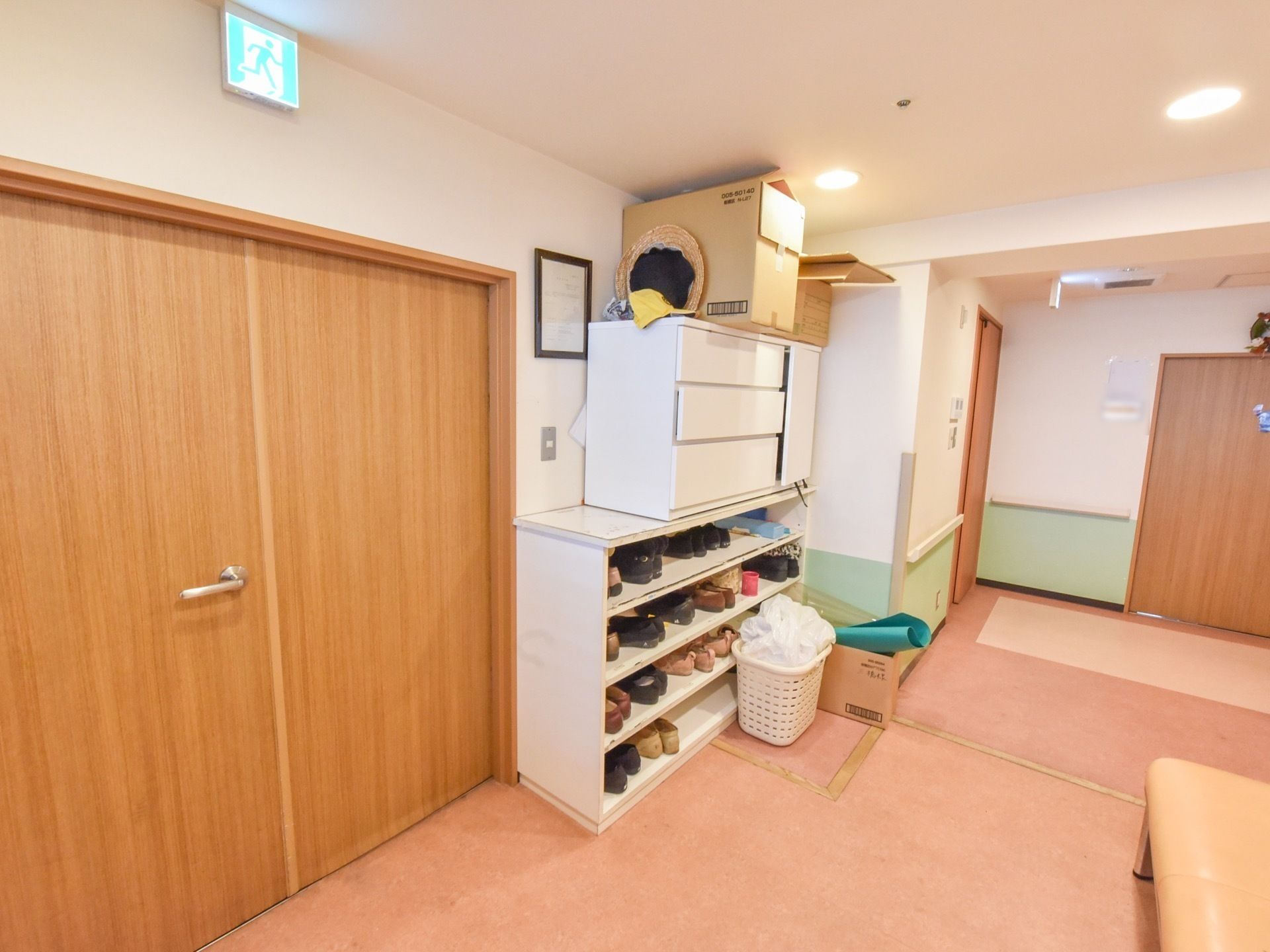 スタッフが退出勤の通用口として使用する非常階段である。来訪者様や入居者様にご利用いただく施設入口とは分けている。