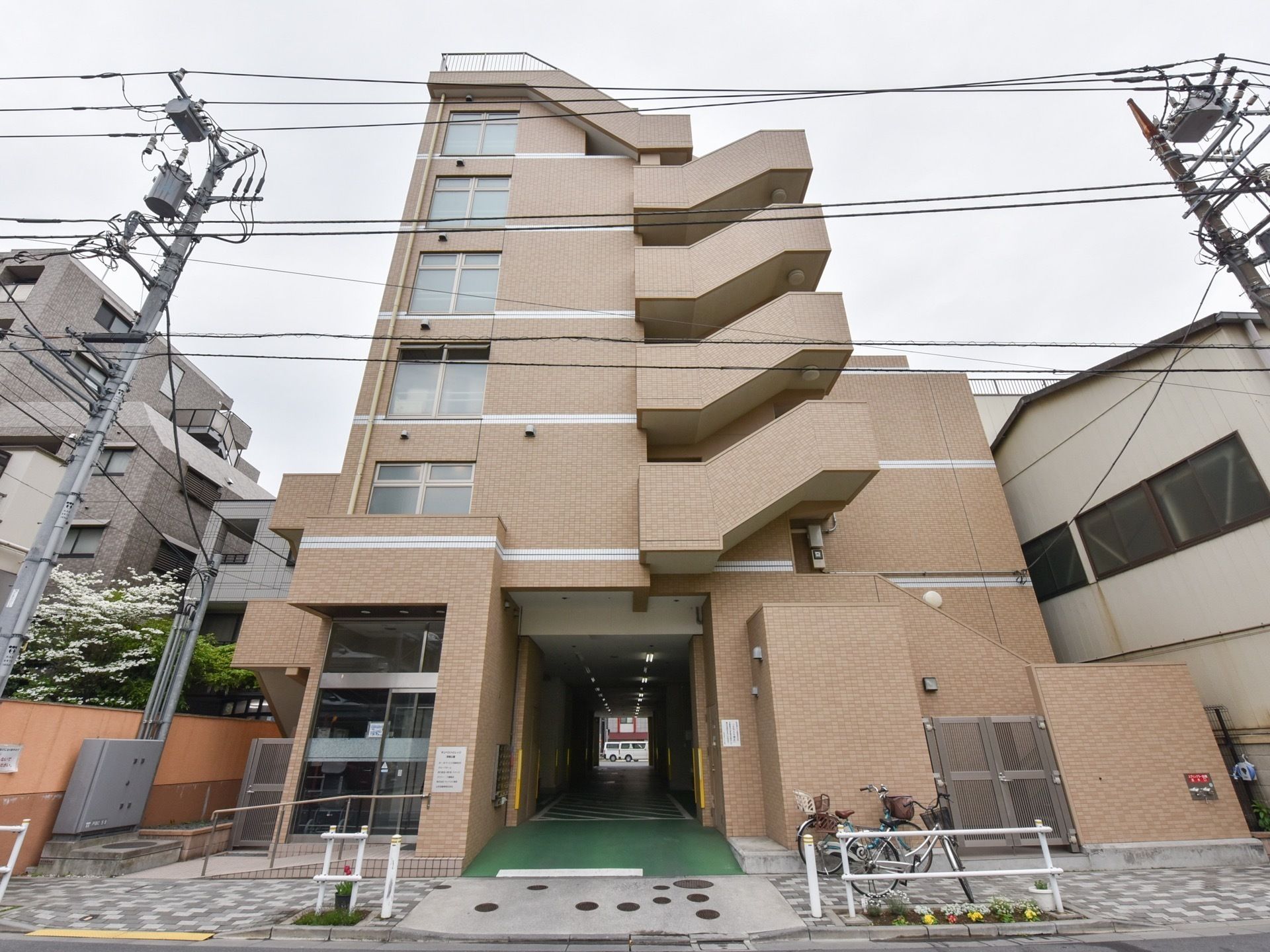 屋上と非常階段を完備している鉄筋コンクリート造りの６階建ての施設の外観