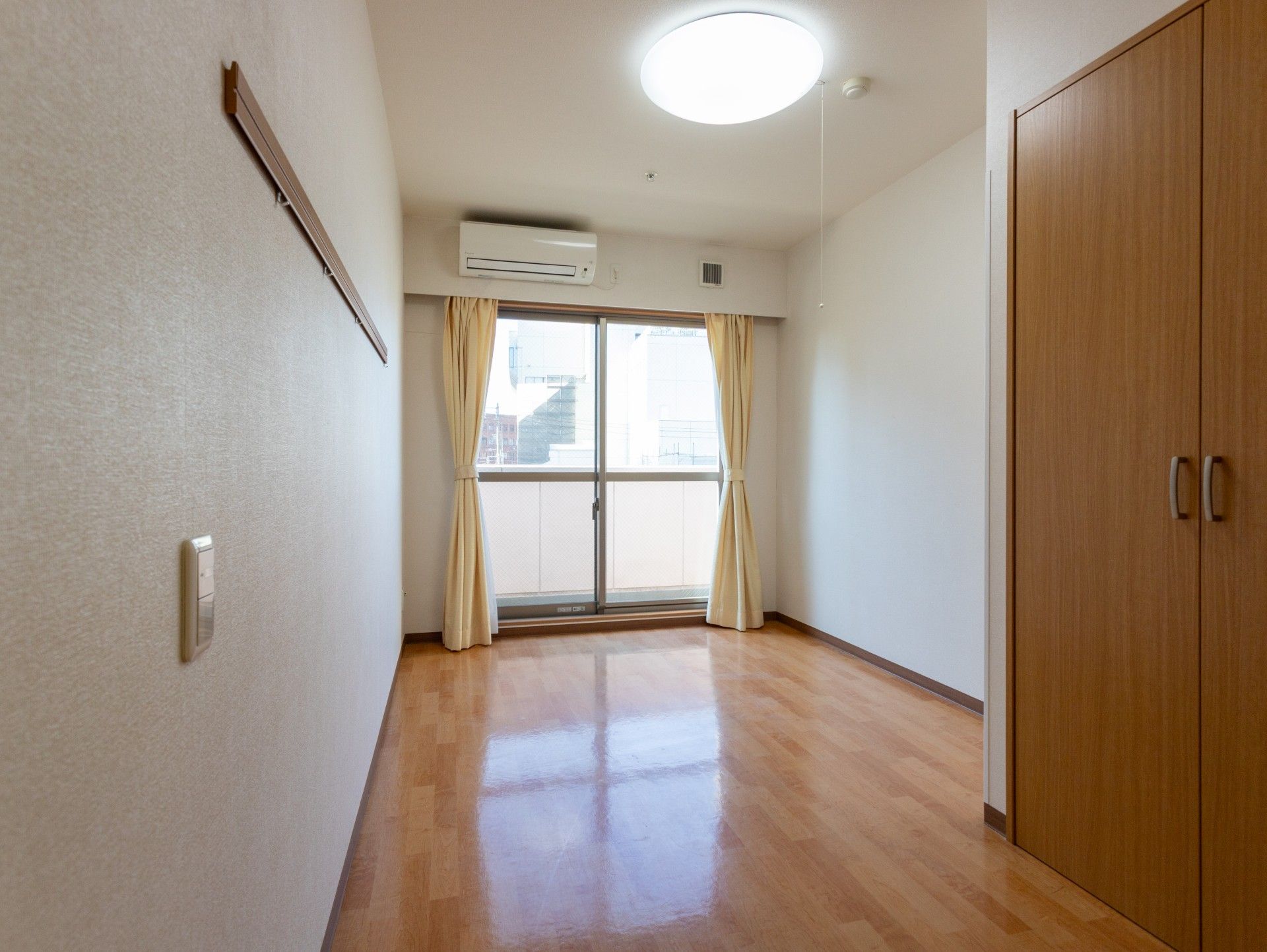 日差しが差し込む居室