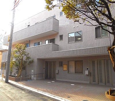 明るい外観の建物