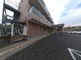 広い駐車場と建物の外観