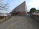 広々とした建物の外観