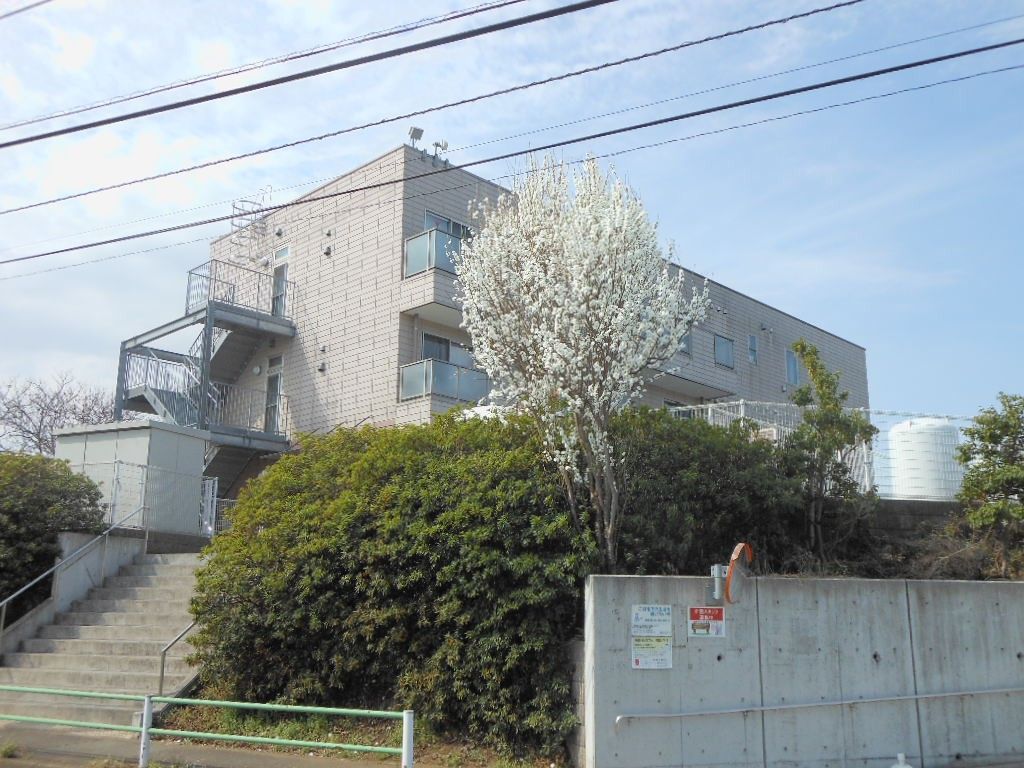 春めく建物の外観