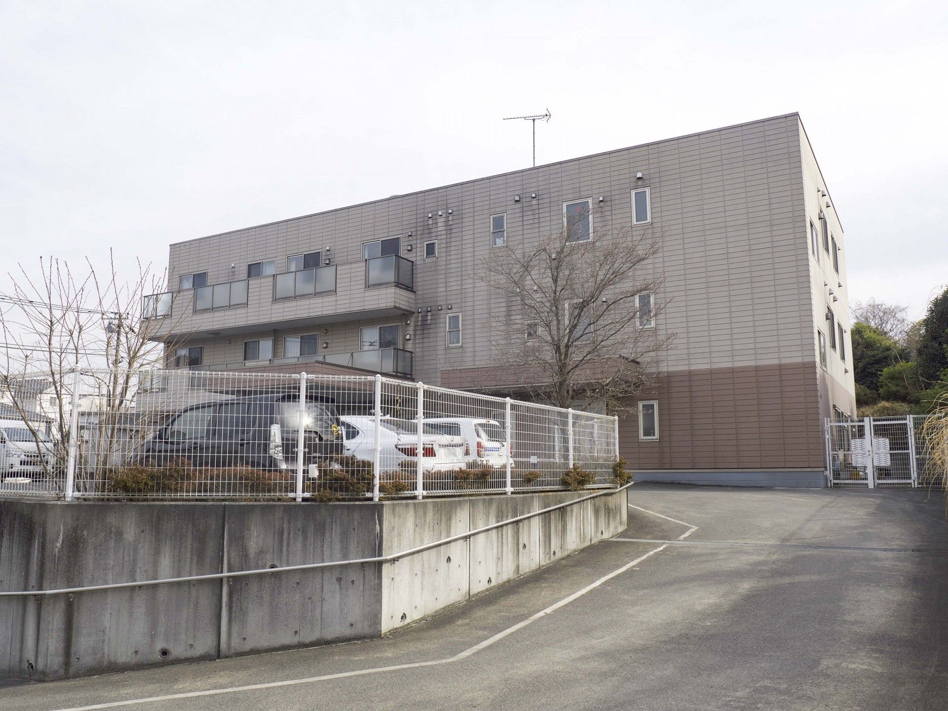 駐車場と建物の外観